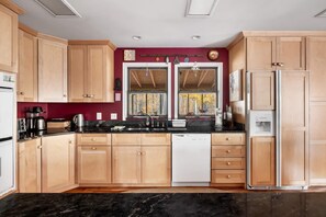 Coffee/tea maker, fridge, microwave, oven - Hot Tub, Deck, Grill, Fire Pit, Game Room & WiFi (Great Cacapon)