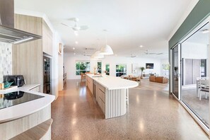 المنشأة من الداخل