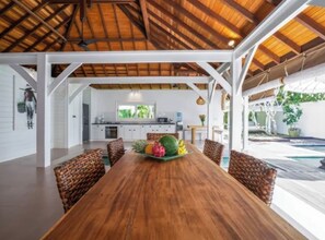 تناول الطعام بالخارج