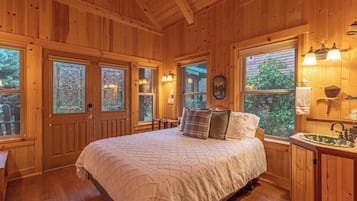 5 bedrooms, iron/ironing board, WiFi, bed sheets