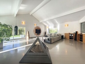 Televisión, chimenea, reproductor de DVD y impresora 