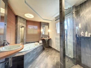 Dusche, Whirlpool, Haartrockner, Handtücher
