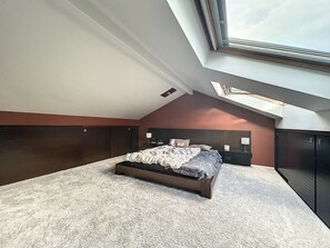 5 bedrooms, desk, iron/ironing board, WiFi