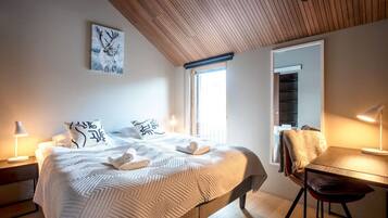 Een bureau, een strijkplank/strijkijzer, reisbedje, wifi