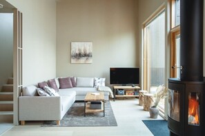 TV, fireplace, stereo