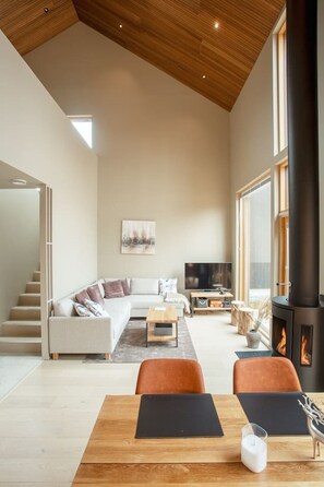 TV, fireplace, stereo