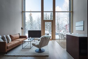 Televisie, een open haard en een stereo