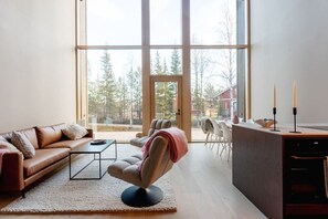 Una televisión, una chimenea, un reproductor estéreo