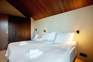 3 bedrooms, travel cot, WiFi, bed sheets