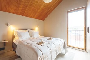 4 bedrooms, desk, iron/ironing board, travel crib