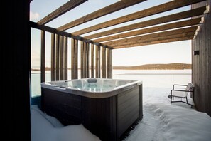 Indoor spa tub