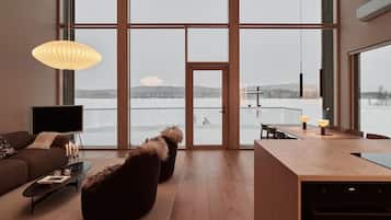 Televisión, chimenea y estéreo