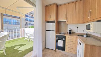 Refrigerador, microondas, horno y cafetera y tetera