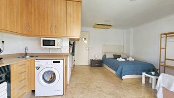 Iron/ironing board, free WiFi, bed sheets