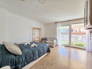 Tabla de planchar con plancha, wifi gratis y ropa de cama 