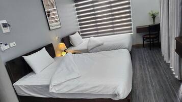 Habitación básica doble, patio, vista a la ciudad | Escritorio y wifi gratis