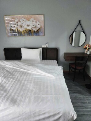 基本雙人房單人入住, 庭院, 城市景觀 | 書桌、免費無線上網