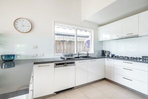 Køleskab, mikrobølgeovn, ovn, kogeplade