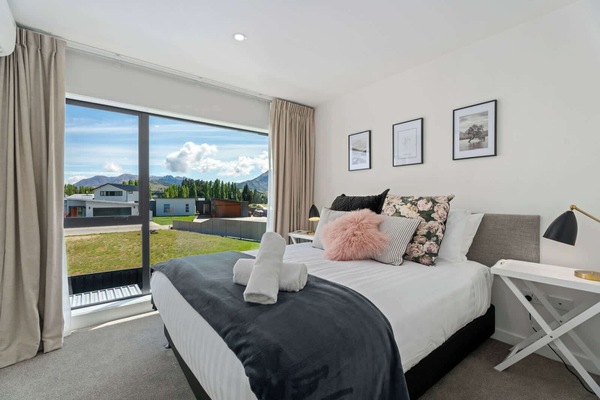 3 bedrooms, desk, iron/ironing board, WiFi