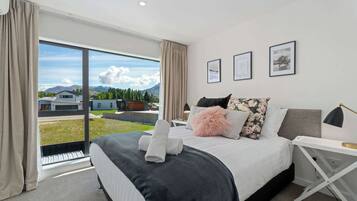3 bedrooms, desk, iron/ironing board, WiFi
