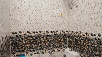 Habitació doble Deluxe, vistes a la ciutat | Bany | Dutxa, articles de tocador gratuïts, tovalloles i sabó