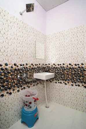 Dobbeltrom – deluxe, byutsikt | Bad | Dusj, toalettartikler (inkludert), håndklær og såpe