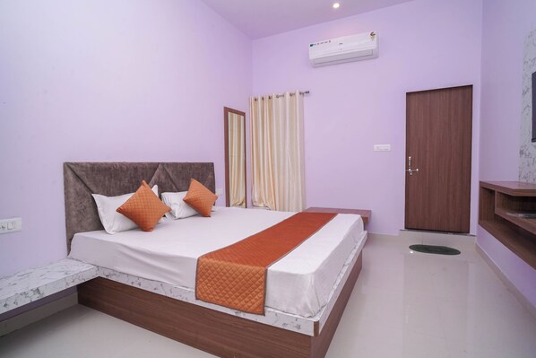 Dobbeltrom – deluxe, byutsikt | Skrivebord, skrivebord for bærbar PC og wi-fi (inkludert)