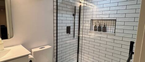 تجهيزات دش، مجففات شعر، مناشف، صابون