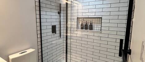 Douche, séchoir à cheveux, serviettes fournies, savon