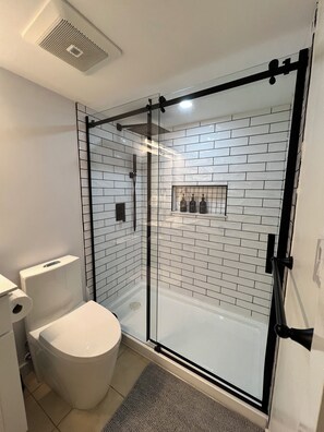 Dusche, Haartrockner, Handtücher, Seife