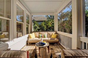 Books - Hondo's Hideaway - NEW to airbnb! (bald head island)