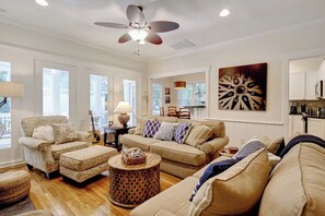 Books - Hondo's Hideaway - NEW to airbnb! (bald head island)