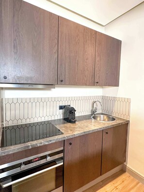 Coffee/tea maker, fridge, microwave, oven