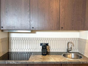 Coffee/tea maker, fridge, microwave, oven