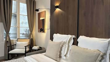 1 sovrum, skrivbord, strykjÀrn/strykbrÀda och resesÀng