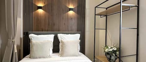 1 habitación, escritorio, tabla de planchar con plancha y cuna de viaje