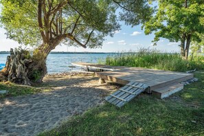 Property grounds - The County Lakehouse - Waterfront w Hot Tub (Prince Edward)