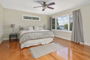 4 bedrooms, iron/ironing board, travel cot, WiFi - The County Lakehouse - Waterfront w Hot Tub (Prince Edward)