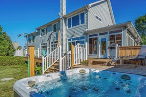 Outdoor spa tub - The County Lakehouse - Waterfront w Hot Tub (Prince Edward)