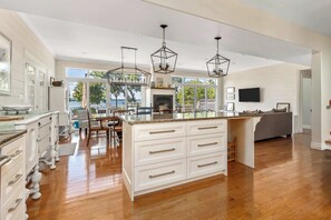 Interior - The County Lakehouse - Waterfront w Hot Tub (Prince Edward)