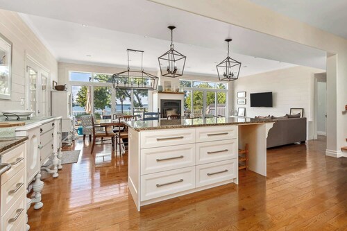 The County Lakehouse - Waterfront w Hot Tub