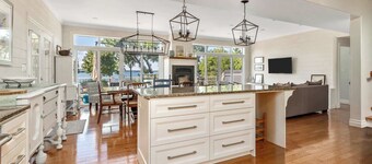 The County Lakehouse - Waterfront w Hot Tub