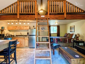 Interior - Talkeetna Wolf Den Cabin - Cozy cabin living! (Talkeetna)