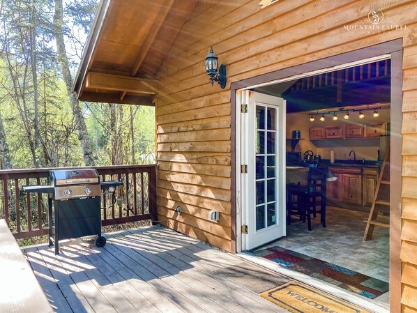 Outdoor dining - Talkeetna Wolf Den Cabin - Cozy cabin living! (Talkeetna)