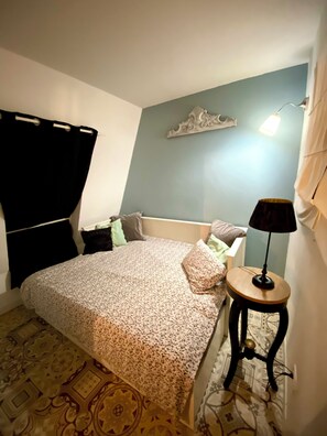 3 عدّة غرف نوم ومكواة/لوح كي وواي فاي وملاءات أسرّة