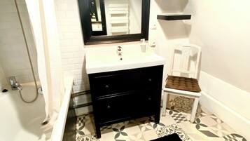 SĂšche-cheveux, serviettes fournies, papier toilette