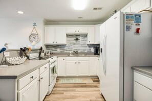 Réfrigérateur, four à micro-ondes, surface de cuisson, lave-vaisselle