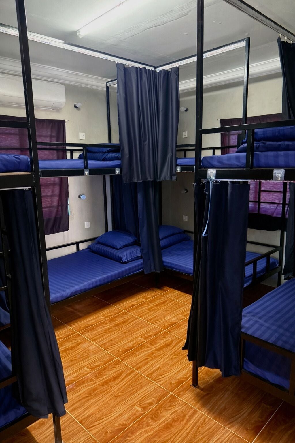 Dormitório compartilhado básico | Quartos à prova de som, Wi-Fi de cortesia