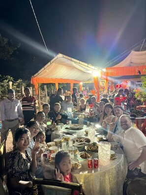 Family dining - The Drop Inn (Siem Reap)
