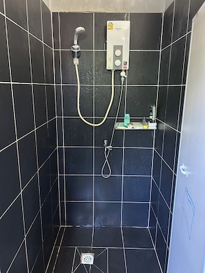 Shower, toilet paper - The Drop Inn (Siem Reap)